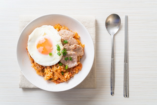 Arroz frito kimchi com ovo frito e carne de porco - comida coreana