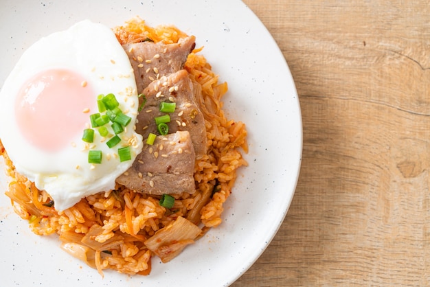 Arroz frito kimchi com ovo frito e carne de porco - comida coreana