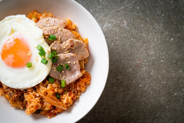 Arroz frito kimchi com ovo frito e carne de porco - comida coreana