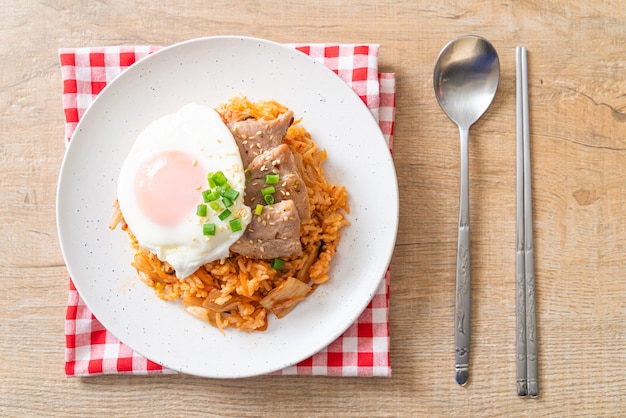 Arroz frito con kimchi con huevo frito y cerdo - estilo de comida coreana