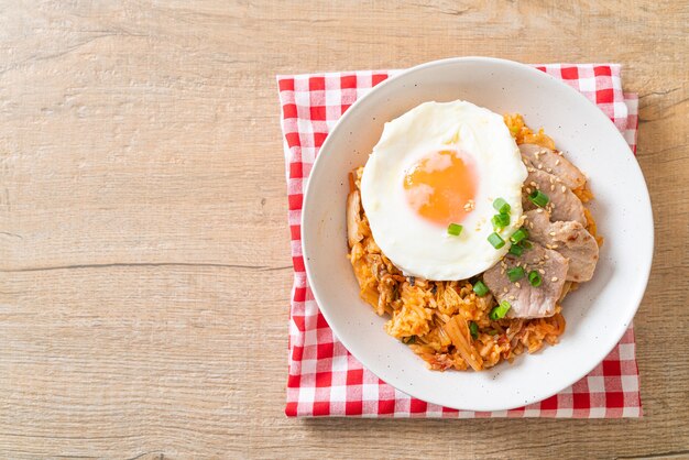 Arroz frito con kimchi con huevo frito y cerdo - estilo de comida coreana