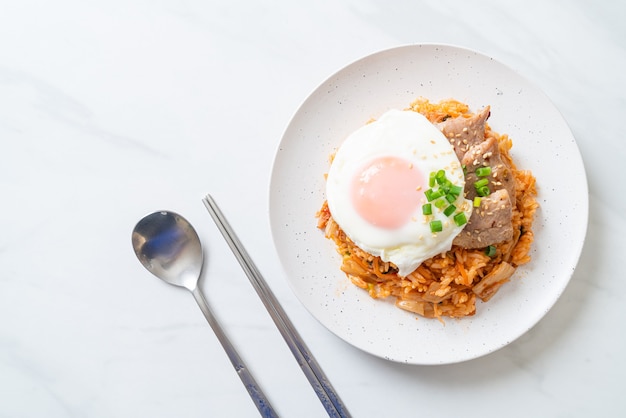 Arroz frito con kimchi con huevo frito y cerdo - estilo de comida coreana