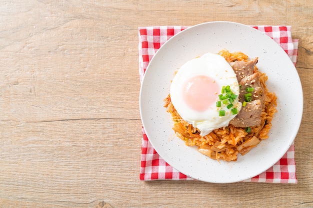 Arroz frito con kimchi con huevo frito y cerdo