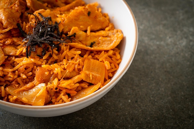 Arroz frito con kimchi y lonchas de cerdo