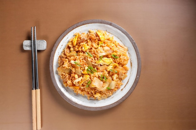 El arroz frito Kimchi o Kimchi Bokkeumbap es el arroz frito tradicional de Corea del Sur.