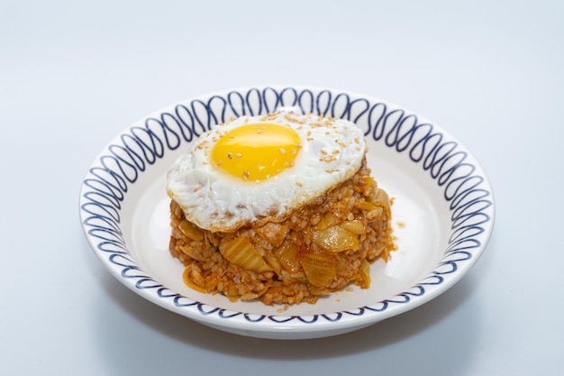 Arroz frito con kimchi picante en un bol