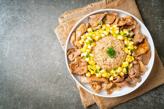 arroz frito con lonchas de cerdo y maíz al estilo japonés