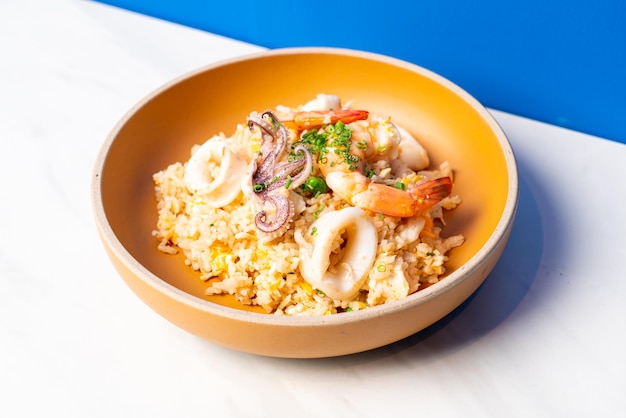 Arroz frito con mariscos en un plato