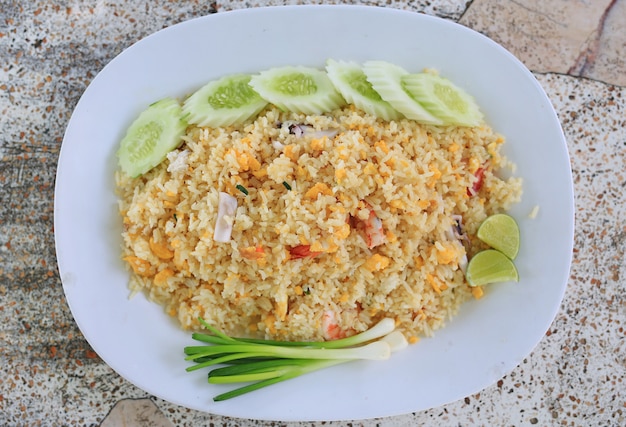 Arroz frito con mariscos. Tailandia deliciosa comida popular.