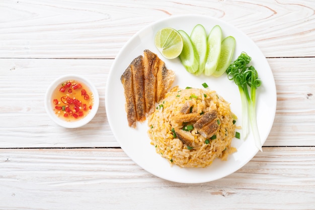 arroz frito con pescado gourami crujiente