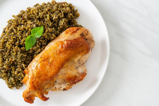 arroz frito pesto com frango grelhado na chapa branca