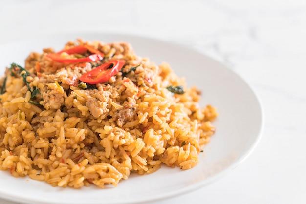 arroz frito picante con carne de cerdo y albahaca