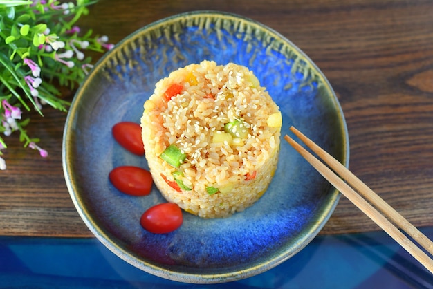 Arroz frito con pimentón y calabacín aderezado con tomates cherry