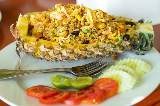 Arroz frito con piña