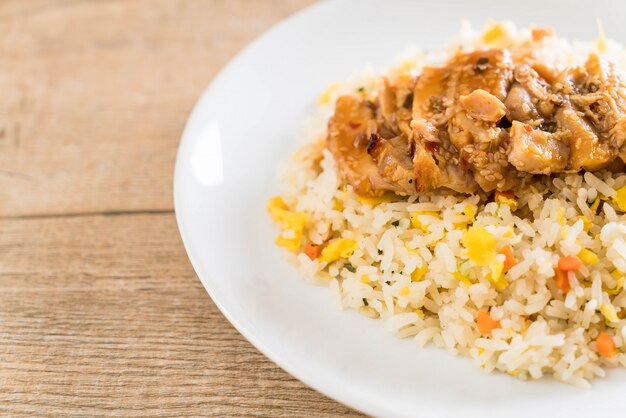 Arroz Frito Con Pollo A La Parrilla Y Salsa De Teriyaki