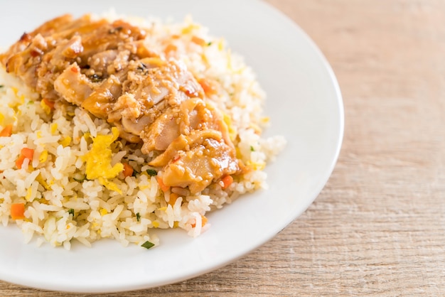 Arroz Frito Con Pollo A La Parrilla Y Salsa De Teriyaki