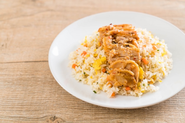 Arroz Frito Con Pollo A La Parrilla Y Salsa De Teriyaki