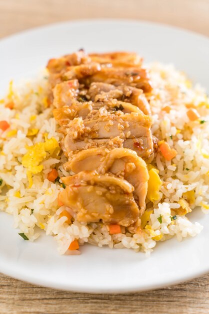 Arroz Frito Con Pollo A La Parrilla Y Salsa De Teriyaki