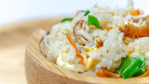 arroz frito con pollo en un tazón de madera