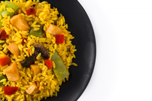 Arroz frito con pollo y verduras en plato negro