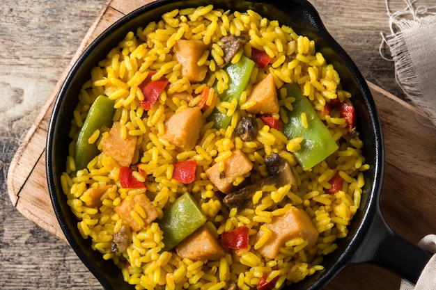 Arroz frito con pollo y verduras.