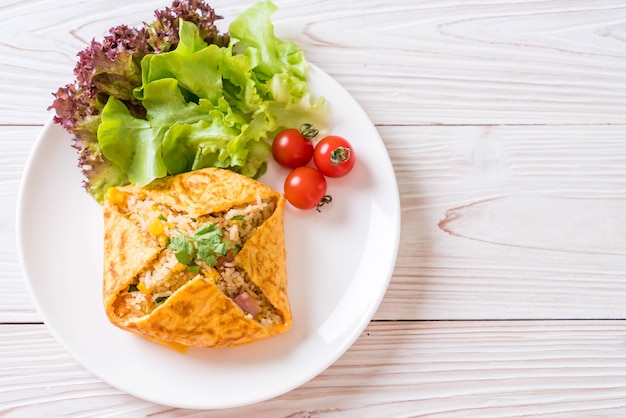 Arroz frito con sabor en un envoltorio de tortilla