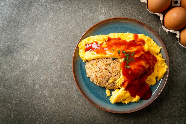 Arroz frito con sabor en un envoltorio de tortilla