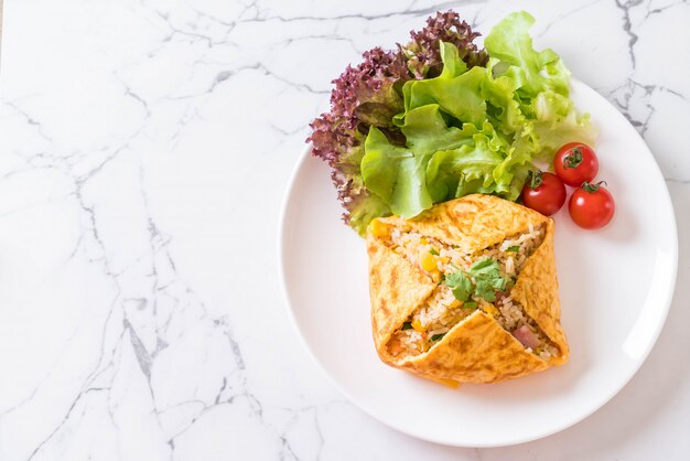 Arroz frito con sabor en un envoltorio de tortilla