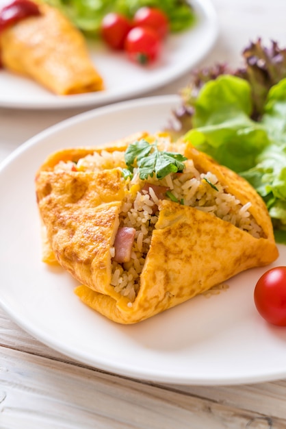 Arroz frito con sabor en un envoltorio de tortilla