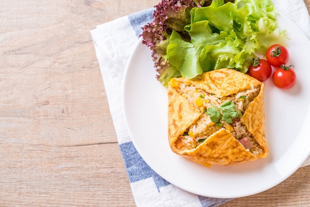 Arroz frito con sabor en una envoltura de tortilla