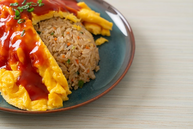 Arroz frito con sabor envuelto en tortilla u Omurice al estilo japonés - estilo de comida asiática