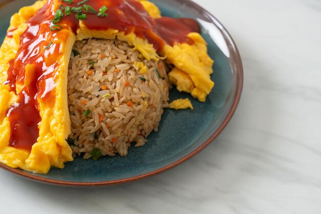 Arroz frito con sabor envuelto en tortilla u Omurice al estilo japonés - estilo de comida asiática