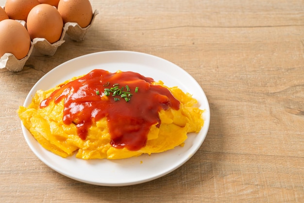 Arroz frito con sabor envuelto en tortilla u Omurice al estilo japonés - estilo de comida asiática