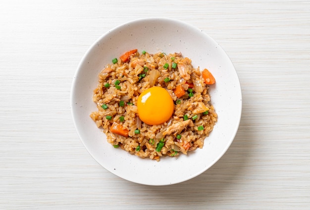 Arroz frito con salmón y huevo encurtido encima - Estilo de comida asiática