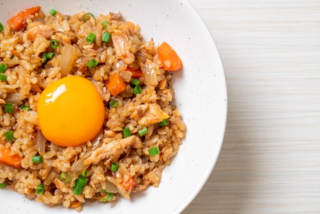 arroz frito con salmón con huevo en escabeche encima - Estilo de comida asiática