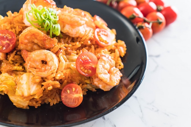 Arroz Frito Con Salsa Picante De Corea Y Camarones