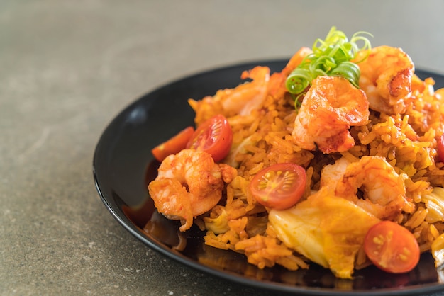 Arroz Frito Con Salsa Picante De Corea Y Camarones