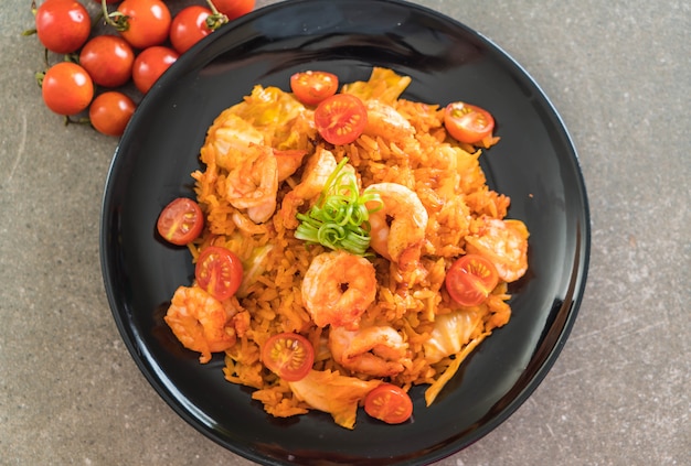 Arroz Frito Con Salsa Picante De Corea Y Camarones