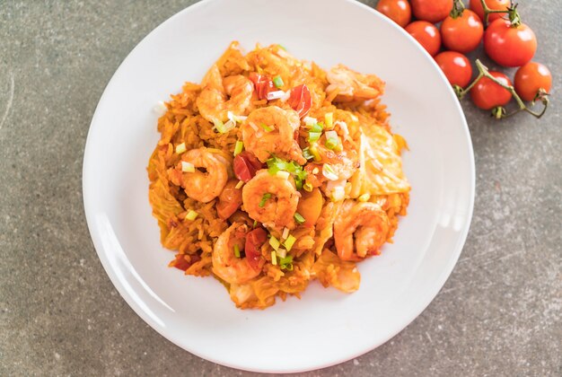 Arroz Frito Con Salsa Picante De Corea Y Camarones