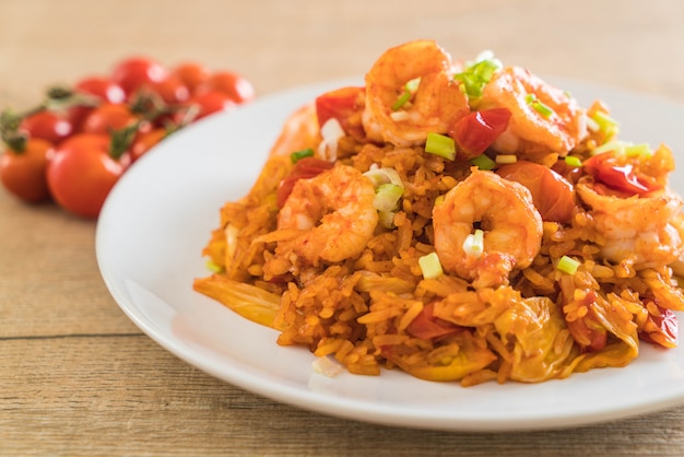 arroz frito con salsa picante de corea y gambas