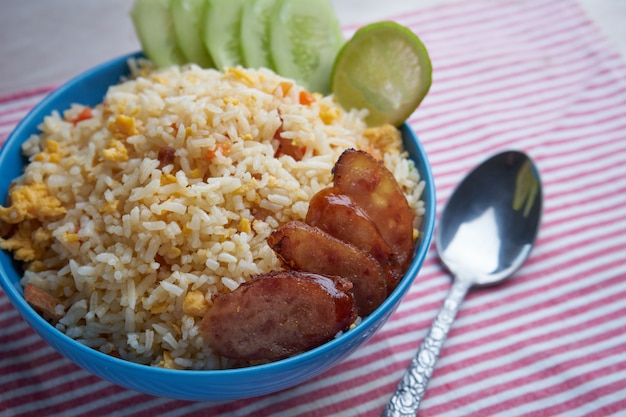 Arroz frito, servindo na tigela