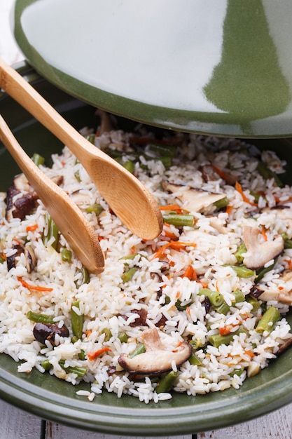 Foto arroz frito con setas shiitake en el tagine