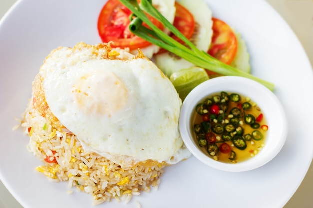 Foto arroz frito tailandês com ovo (khao phat)