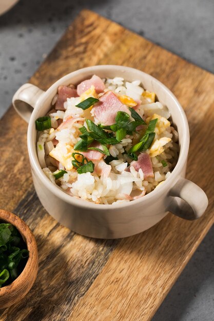 Arroz frito con tocino y huevo plato de arroz asiático copia espacio