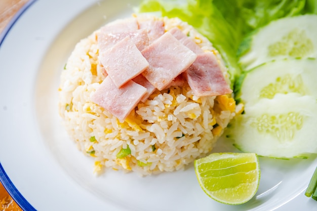 Foto arroz frito con tocino y verdura verde