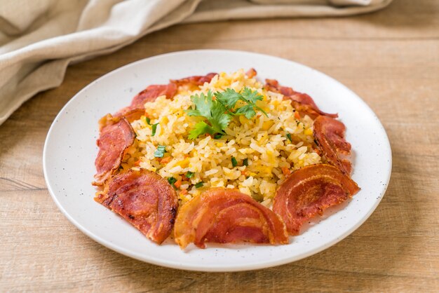 Arroz frito con tocino