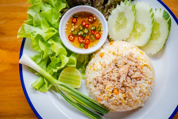 Arroz frito y verdura verde