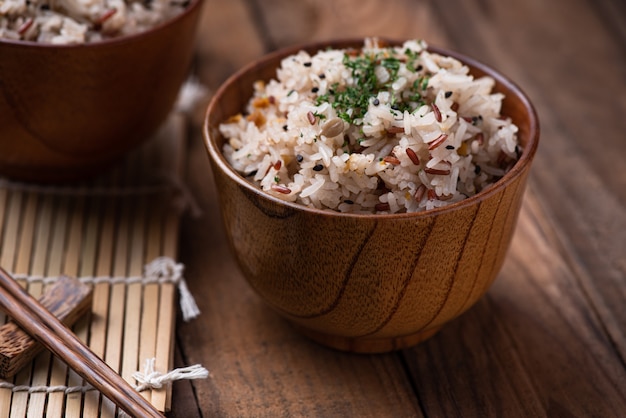 Arroz frito con verduras y granos.