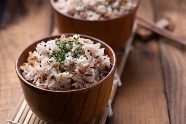 Arroz frito con verduras y granos.