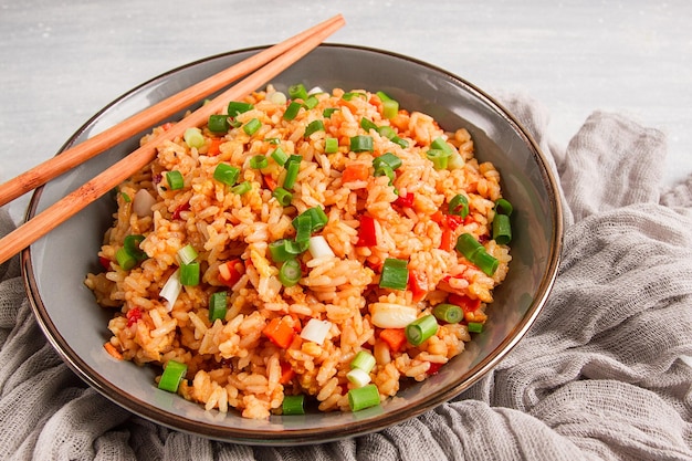 Arroz frito con verduras y huevo cocina china casera sin gente